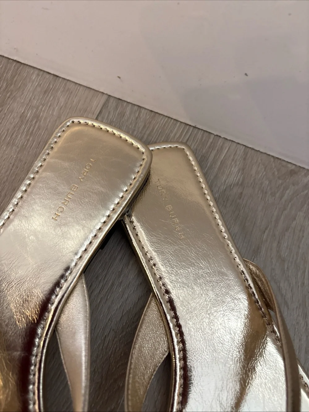 NWOB  $178 Tory Burch Classic Flip Flop Sparkle Gold Sz 10 Logo